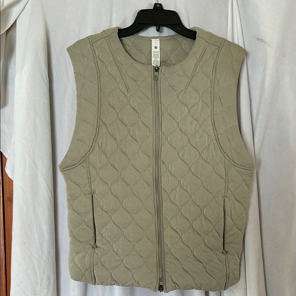 Lululemon Athletica Cap sleeve Quilted Beige / gray Vest. CJ